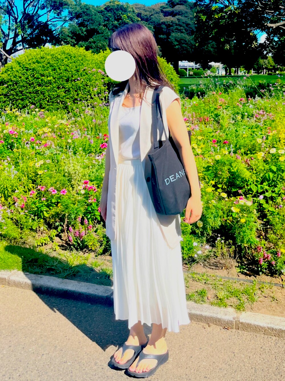 「MEIのMEI/メイ HB SANDAL SINGLE　リカバリーサンダル　トングサンダル（サンダル、ブラック系）」を使った、tomokoさん（レディース・158cm）の夏コーディネートの1枚目の写真