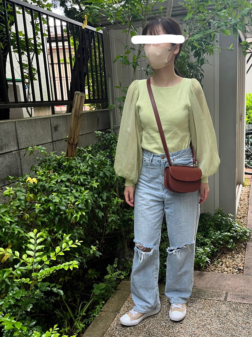 「SENSE OF PLACE by URBAN RESEARCHの『堀田真由さん着用』ハイウエストクラッシュデニム（デニムパンツ、ブルー系）」を使った、tomokoさん（レディース・158cm）の春コーディネートの1枚目の写真