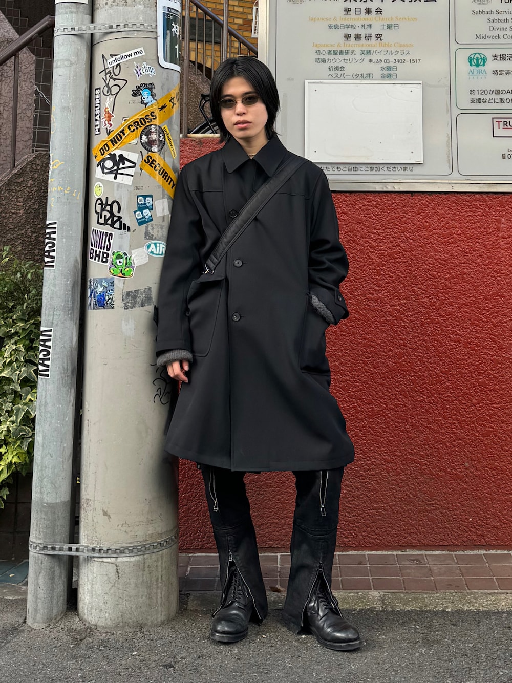 ブラック系のジャケット/アウター、ブラック系のデニムパンツ、ブラック系のショルダーバッグを着用したメンズの冬コーディネートの1枚目の写真