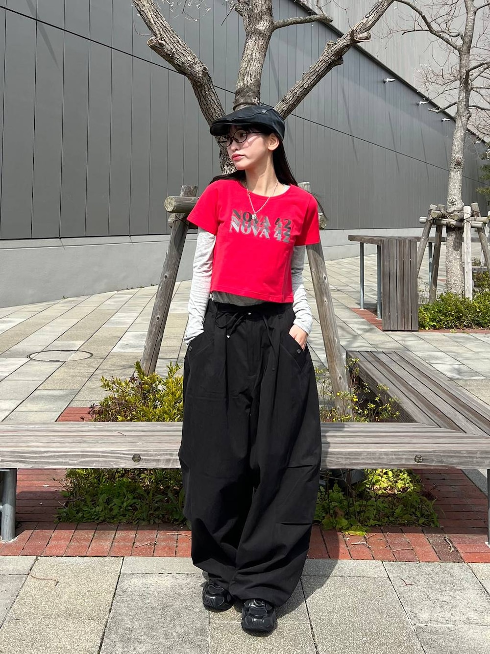 ブラック系のその他パンツ、ブラック系のハンチング/ベレー帽を着用したレディースの春コーディネートの1枚目の写真