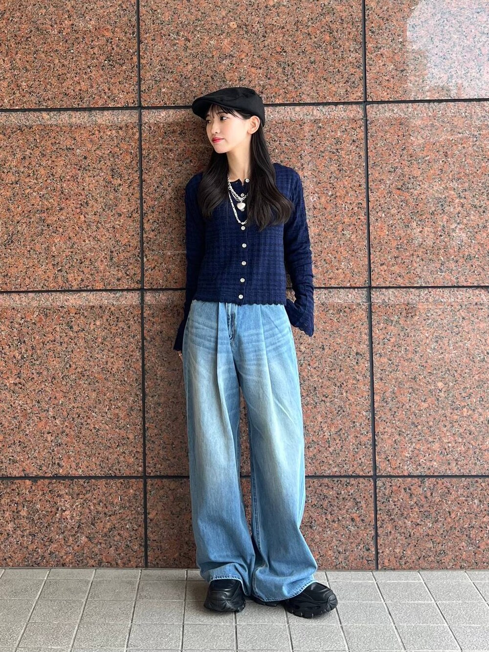 ブルー系のデニムパンツ、ブラック系のローファー、ブルー系のカーディガン/ボレロを着用したレディースの秋コーディネートの1枚目の写真