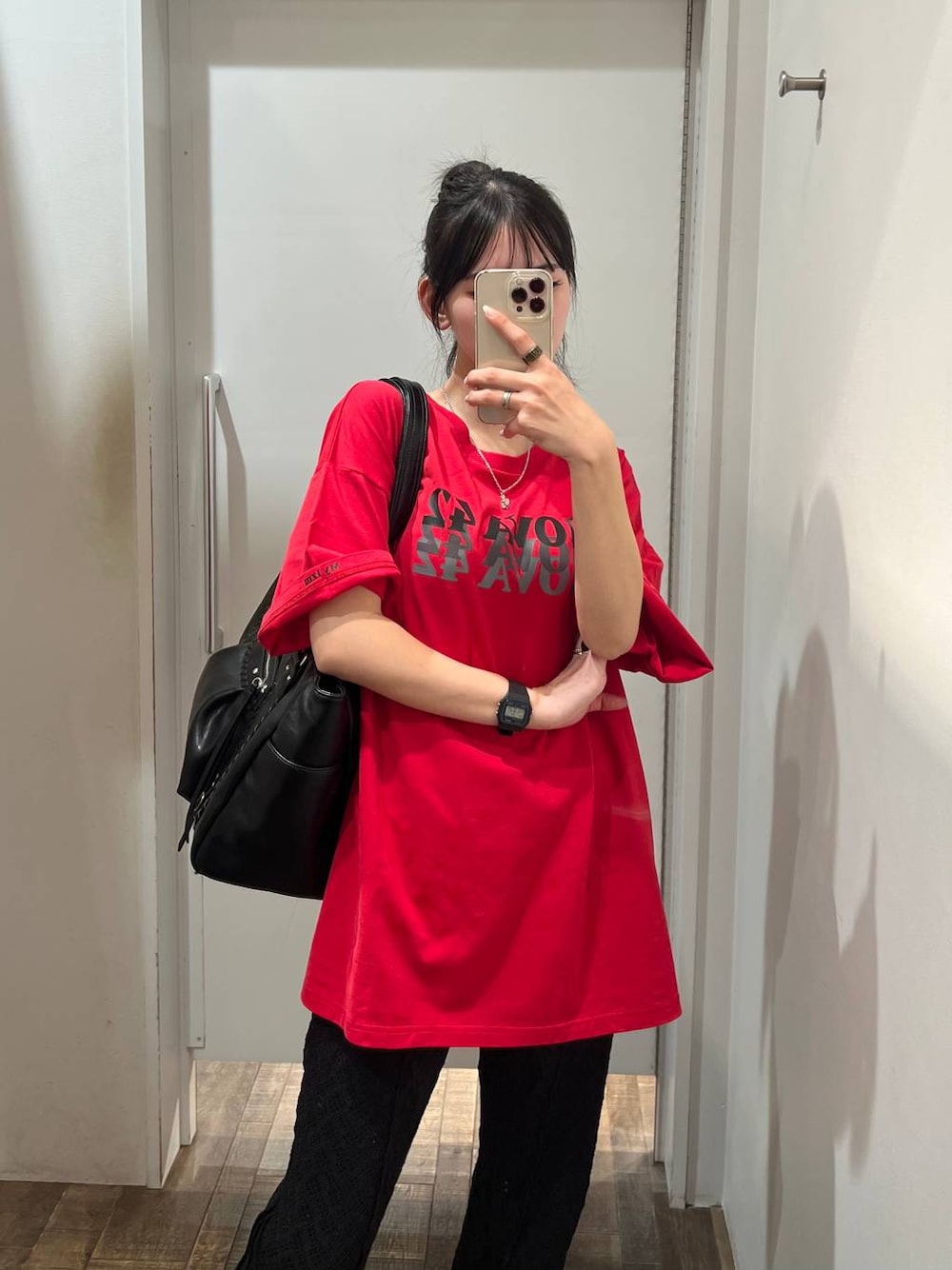 ブルー系のスニーカー、ブラック系のトートバッグ、ブラック系のその他パンツを着用したレディースの春コーディネートの1枚目の写真