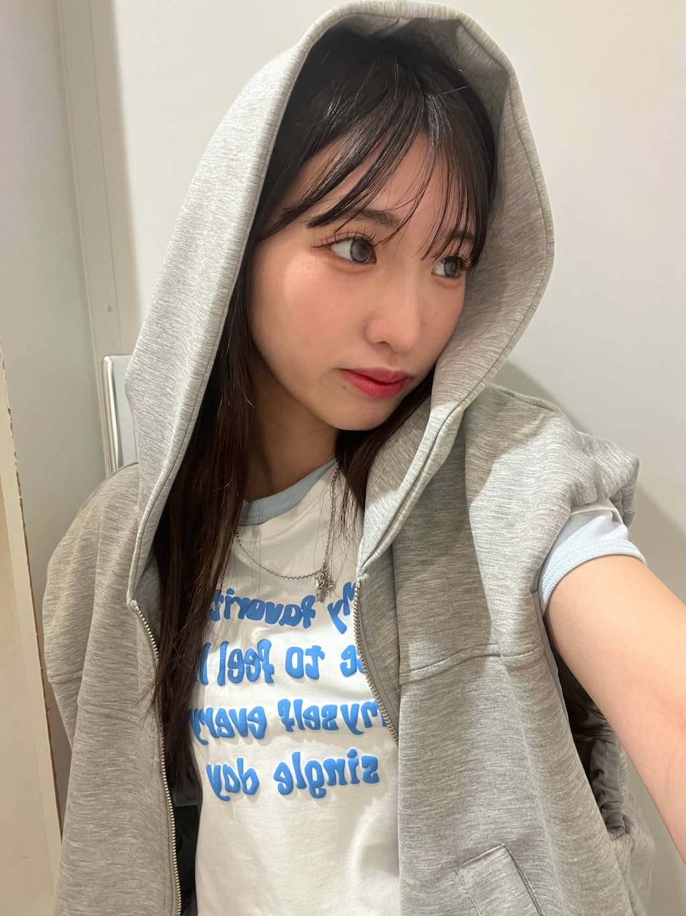 ブルー系のデニムパンツ、グレー系のベスト、ブルー系のTシャツ/カットソーを着用したレディースの春コーディネートの1枚目の写真