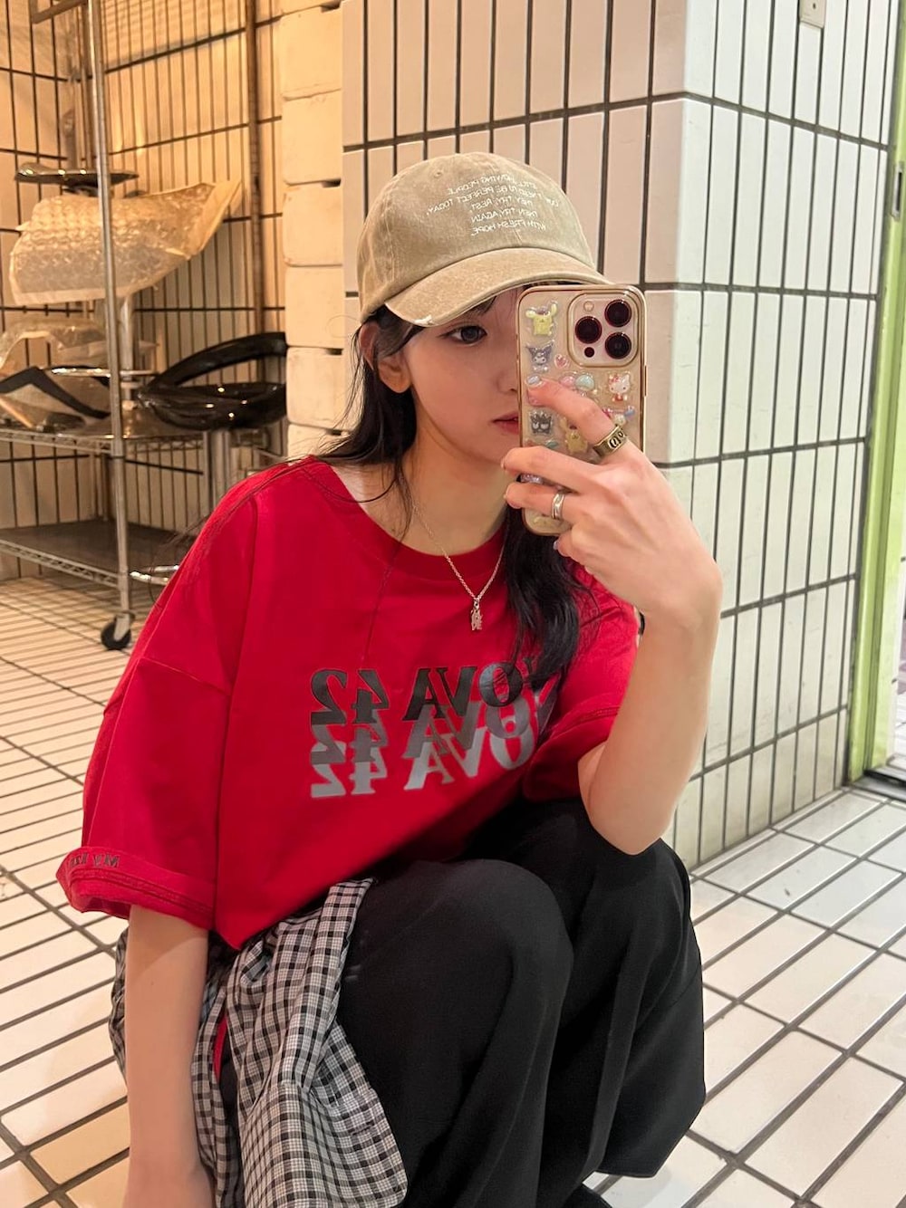 ブラック系のシャツ/ブラウス、ブラック系のモカシン/デッキシューズ、ブラック系のスラックスを着用したレディースの春コーディネートの1枚目の写真