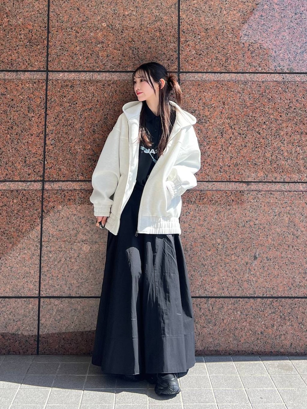 ブラック系のローファー、ベージュ系のブルゾン、ブラック系のスカートを着用したレディースの冬コーディネートの1枚目の写真