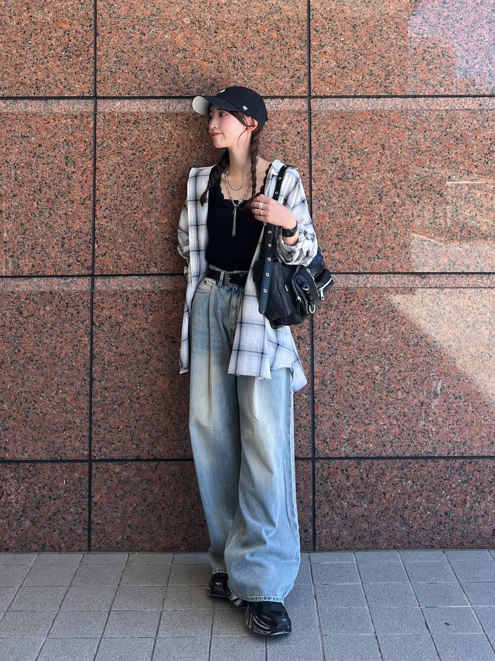 ホワイト系のシャツ/ブラウス、ブルー系のデニムパンツ、ブラック系のショルダーバッグを着用したレディースの夏コーディネートの1枚目の写真