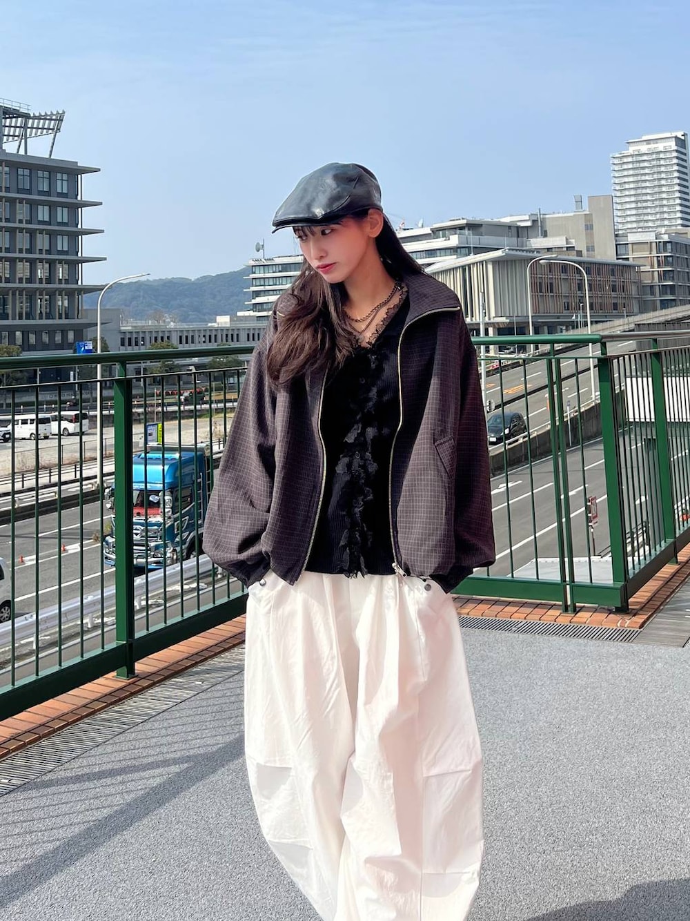 ブラック系のローファー、ブルー系のブルゾン、ブラック系のカーディガン/ボレロを着用したレディースの春コーディネートの1枚目の写真