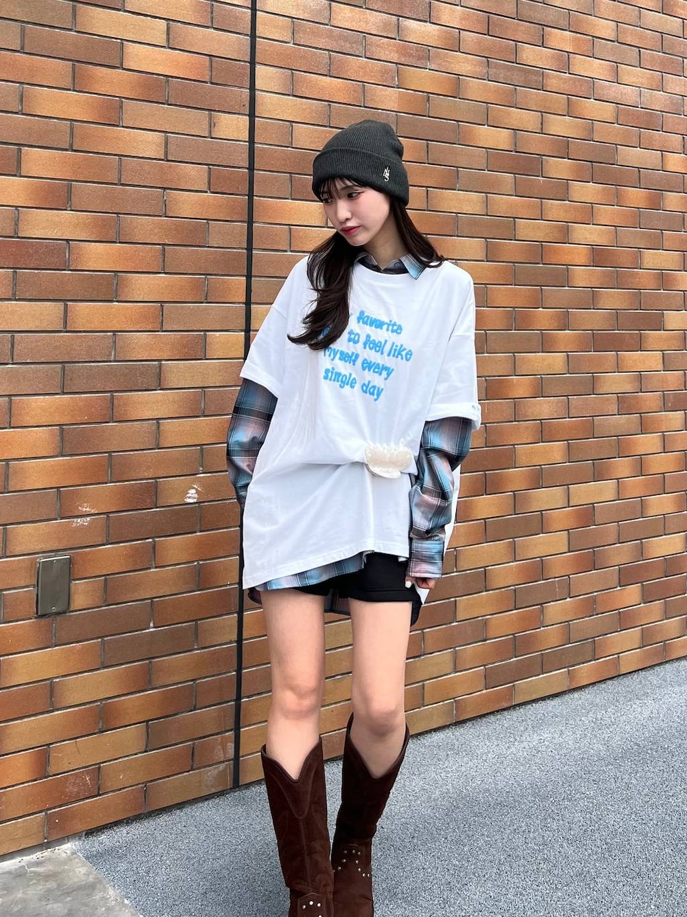 ブルー系のシャツ/ブラウス、ブラウン系のブーツ、ブラック系のスウェットパンツを着用したレディースの春コーディネートの1枚目の写真