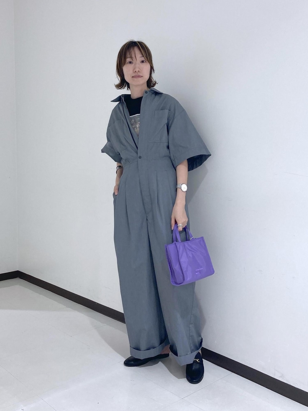 「Tシャツ、パープル、ワイド、オールインワン、大人カジュアル、パンツスタイル、ADAM ET ROPÉ、ナチュラル、イエベ春、混合、高身長、トップス、Tシャツ/カットソー、オールインワン/サロペット、つなぎ/オールインワン」｜「ADAM ET ROPE'の【サステナブル・新色追加・抗菌消臭】ソフトビットローファー（ローファー、ブラック系）」を使った、柴田さん（レディース・162cm）の夏コーディネートの1枚目の写真