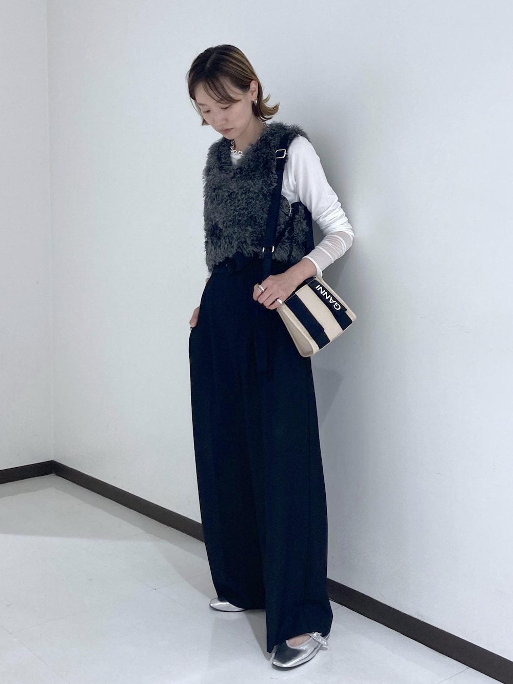 「GANNI、ガニー、ショルダーバッグ、ブラック、ノースリーブ、ビスチェ、シルバー、ADAM ET ROPÉ、ナチュラル、イエベ春、混合、高身長、トップス、Tシャツ/カットソー、ベスト」｜「GANNIの【GANNI for ADAM ET ROPE'】Recycled tech Mini Tote（トートバッグ、ベージュ系）」を使った、柴田さん（レディース・162cm）の夏コーディネートの1枚目の写真