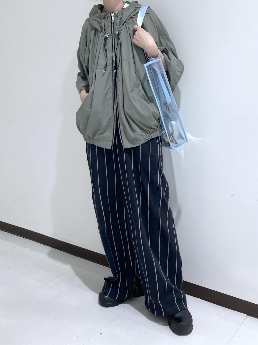 「ADAM ET ROPÉ、FEMME、SDGs、サステナブル、骨格ナチュラル、イエベ、大人カジュアル、UV、UVカット、接触冷感、機能素材、ブルゾン、ロンパース、傘、レイン」｜「ADAM ET ROPE'の【サステナブル・晴雨兼用・男女兼用・U-DAY for ADAM ET ROPE'】[ADMERP] UMBRELLA53 with tote / 折りたたみ傘（折りたたみ傘、ホワイト系）」を使った、柴田さん（レディース・162cm）の夏コーディネートの1枚目の写真