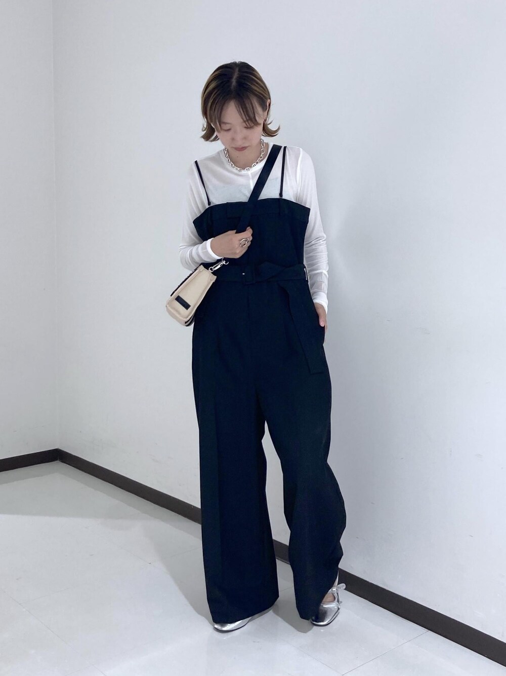「ブラック、プルオーバー、長袖、Tシャツ、オールインワン、サロペット、ADAM ET ROPÉ、ナチュラル、イエベ春、混合、高身長、トップス、Tシャツ/カットソー、オールインワン/サロペット、つなぎ/オールインワン」｜「GANNIの【GANNI for ADAM ET ROPE'】Recycled tech Mini Tote（トートバッグ、ベージュ系）」を使った、柴田さん（レディース・162cm）の夏コーディネートの1枚目の写真