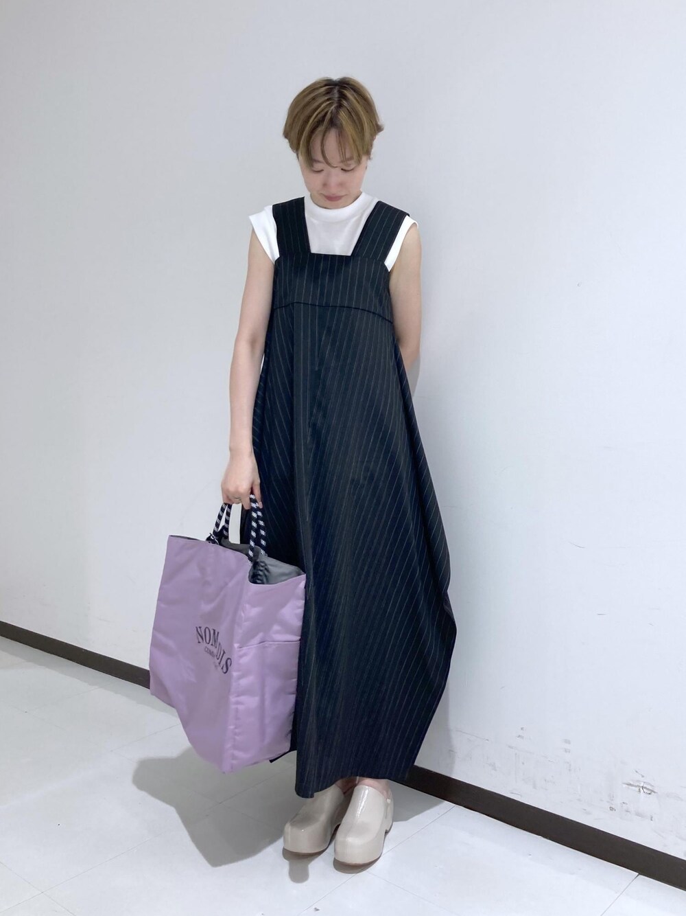 パープル系のトートバッグ、ホワイト系のTシャツ/カットソー、ベージュ系のその他シューズを着用したレディースの夏コーディネートの1枚目の写真