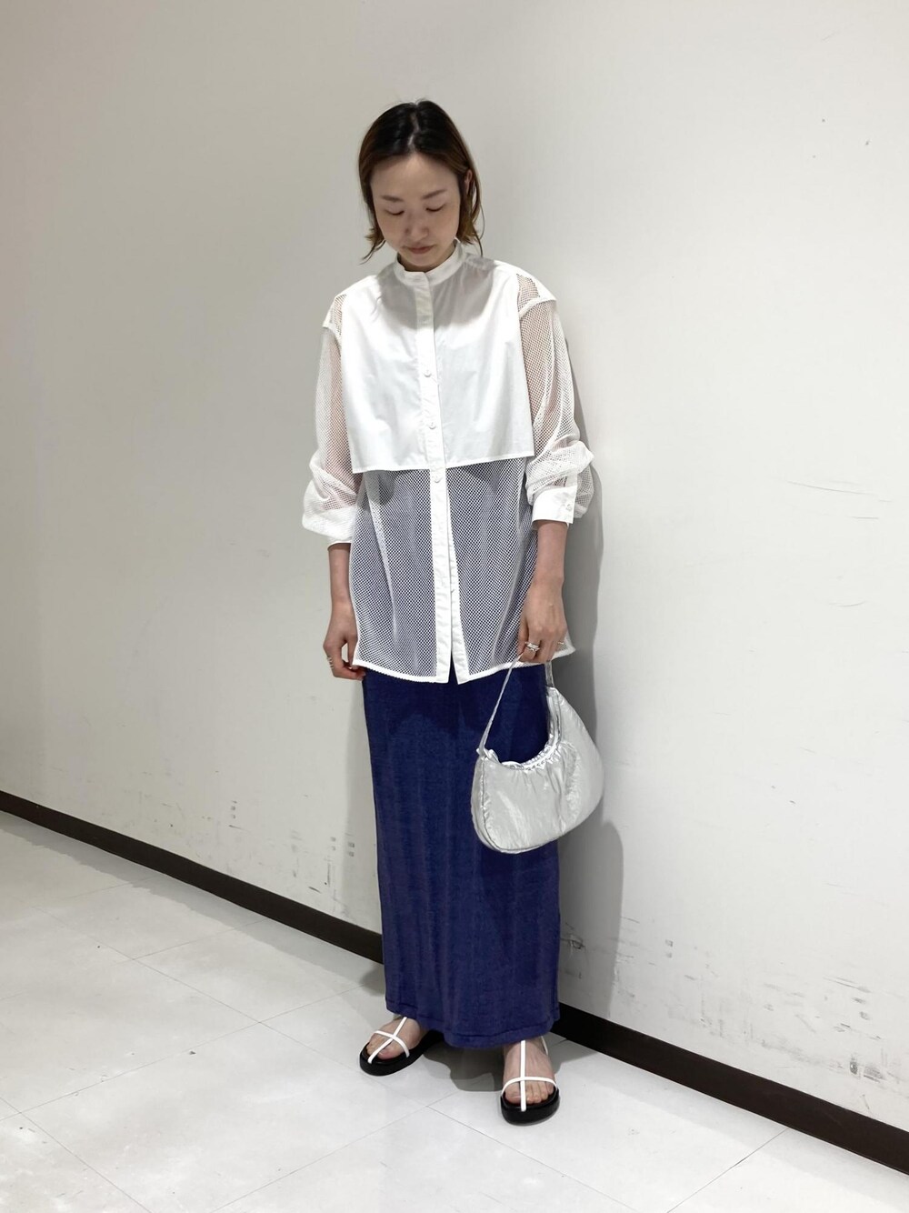 「メッシュ、ホワイト、ADAM ET ROPÉ、FEMME、イエベ、大人カジュアル、セットアイテム、スカート、シアー」｜「ADAM ET ROPE'の【kokyo】medialuna bag（ショルダーバッグ、シルバー系）」を使った、柴田さん（レディース・162cm）の夏コーディネートの1枚目の写真