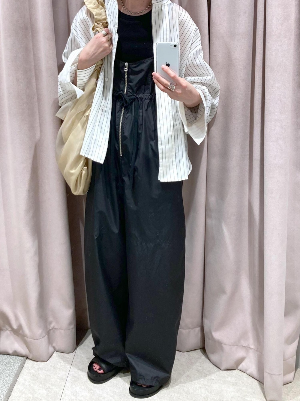 「撥水、ADAM ET ROPÉ、FEMME、骨格ナチュラル、イエベ、大人カジュアル、モノトーン、UVカット、冷房対策、洗える、シャツ、ロンパース、サンダル、シアー」｜「ADAM ET ROPE'の【サステナブル】アメスリタンクトップ（タンクトップ、ブラック系）」を使った、柴田さん（レディース・162cm）の春コーディネートの1枚目の写真