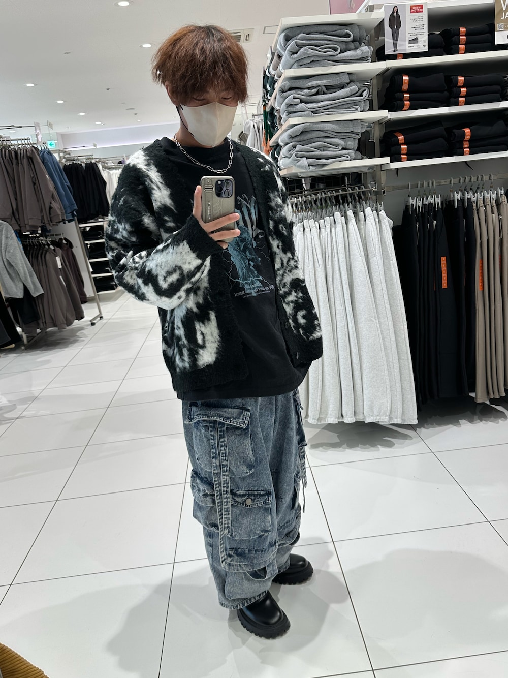 「今日のコーデ、休日スタイル、冬コーデ、おしゃれさんと繋がりたい、オトナカジュアル、ゆるコーデ、カーディガン、グラフィックＴ、デニム、カーゴパンツ、ブーツ、adrer」｜「ADRERの【ADRER】サージカルステンレスネックレス（ネックレス、シルバー系）」を使った、ゆうまさん（メンズ・171cm）の冬コーディネートの1枚目の写真