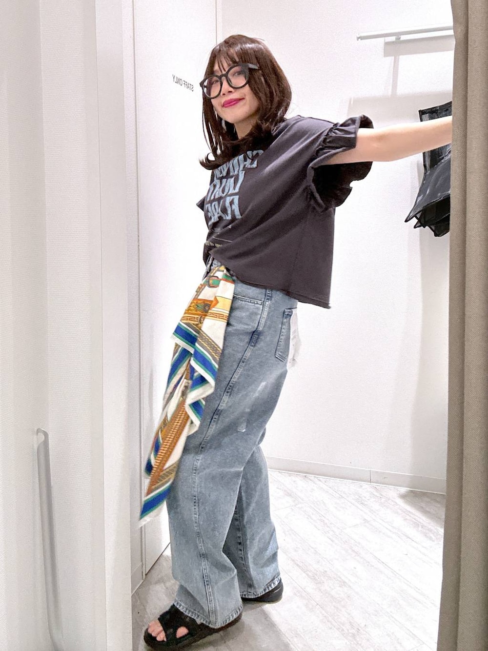 「Tシャツ、GOOD DENIM_GLOBAL WORK、ラフ、デニムパンツ、体型カバー、カジュアル、ママコーデ、楽ちんコーデ、ベーシック/シンプル、着痩せ・細見え、まちがいない服_GLOBAL WORK、ヘビロッTEE_GLOBAL WORK、スカーフ、サンダル」｜「GLOBAL WORKのGOODデニムバギーパンツ/118365（デニムパンツ、ブルー系）」を使った、gwtoiさん（レディース・159cm）の春コーディネートの1枚目の写真