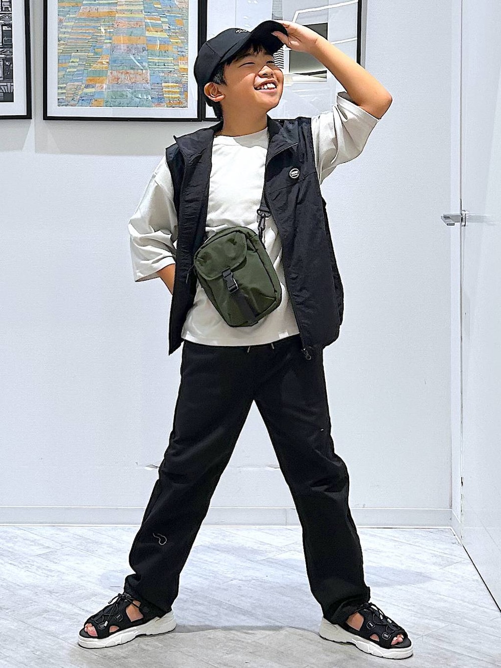 ブラック系のその他パンツ、ブラック系のベスト、ブラック系のサンダルを着用したキッズの夏コーディネートの1枚目の写真