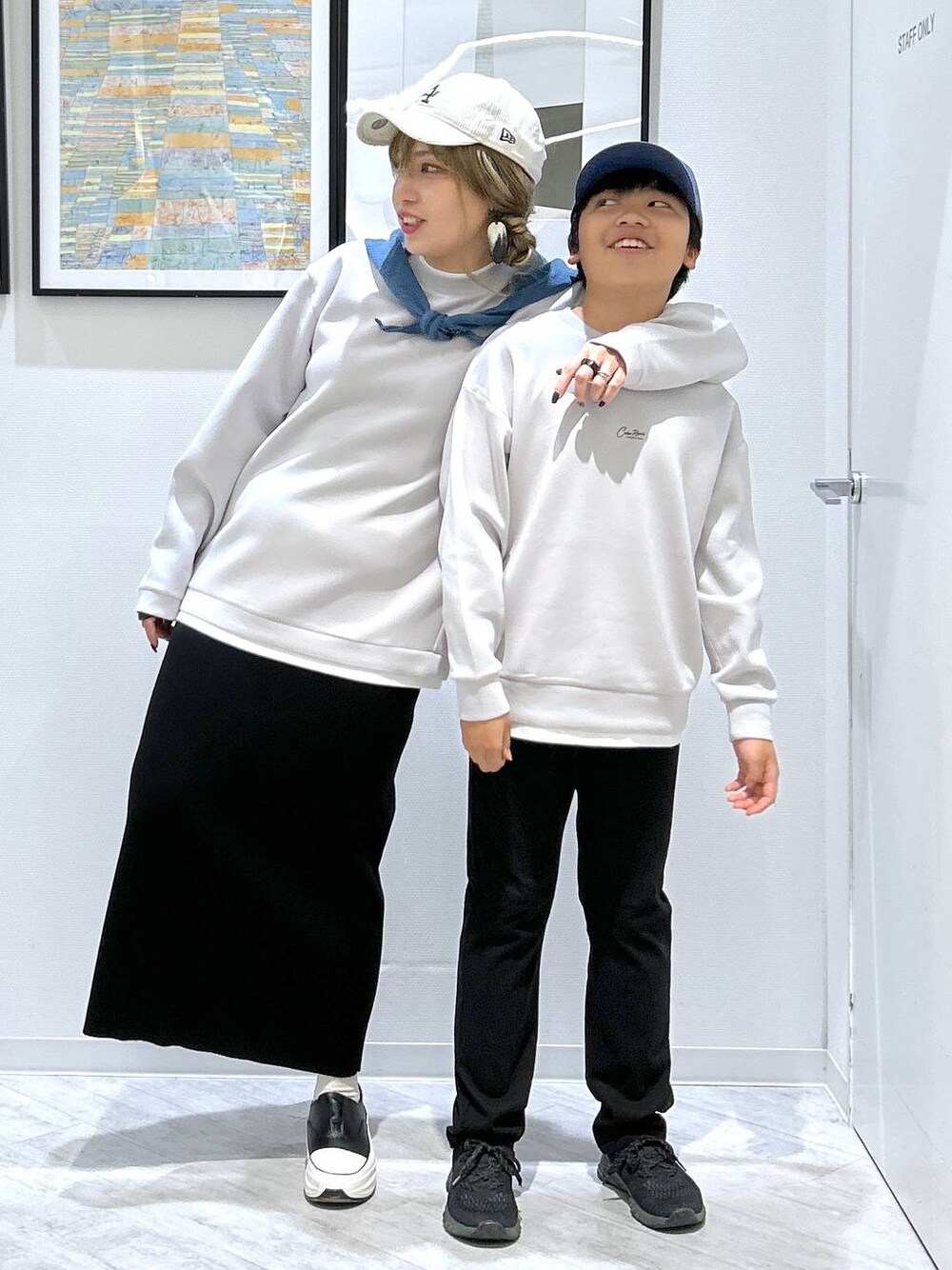 ブラック系のデニムパンツ、グレー系のスウェット、グレー系のスウェットを着用したキッズの秋コーディネートの1枚目の写真