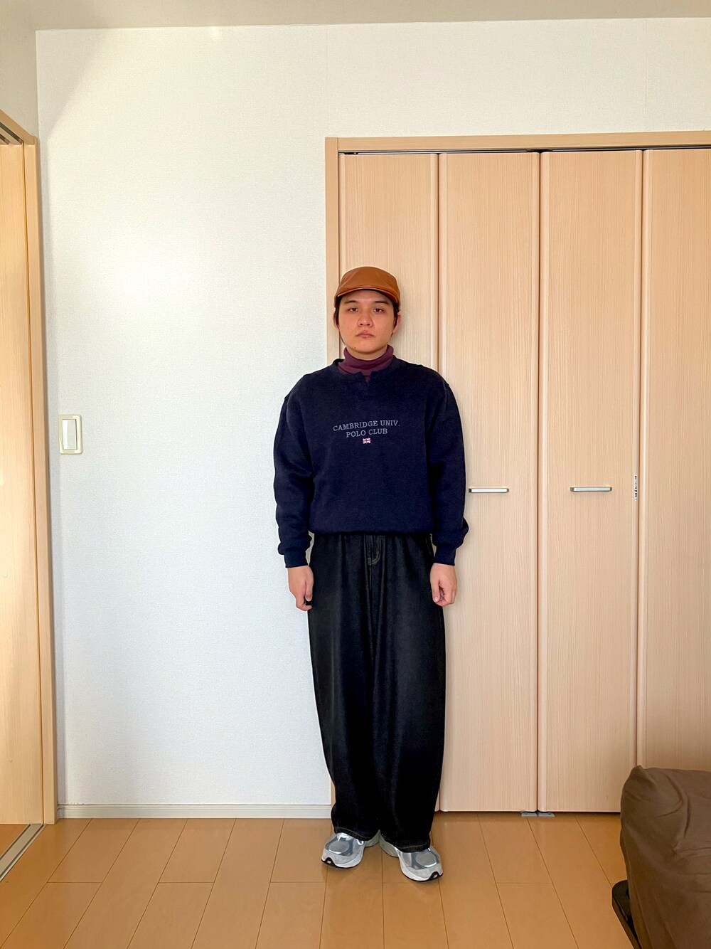 パープル系のトップス、ブルー系のスウェット、ブラック系のデニムパンツを着用したメンズの秋コーディネートの1枚目の写真