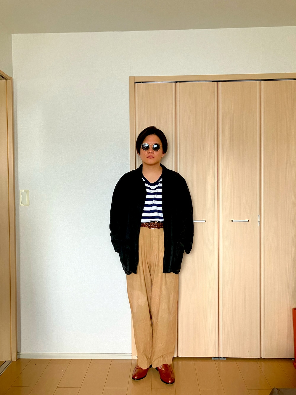 ブルー系のTシャツ/カットソー、ブラック系のテーラードジャケット、ブラウン系のローファーを着用したメンズの夏コーディネートの1枚目の写真