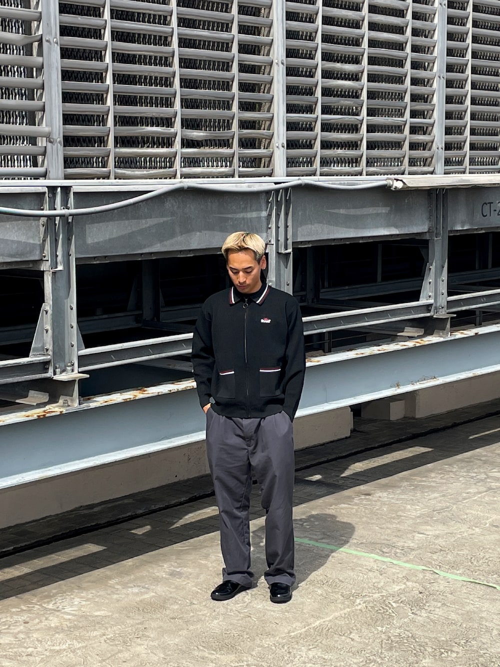「HUF、hufworldwide、hufshinjuku、オトナカジュアル、メンズコーデ、秋服、休日コーデ、カジュアル、初秋コーデ、おしゃれさんと繋がりたい、メンズファッション、キレイめ、革靴、アメカジ、チノパンツ」｜「HUFのCROWN ZIP POLO / HUF ジップポロ（ポロシャツ、ブラック系）」を使った、TOMOKIさん（メンズ・172cm）の秋コーディネートの1枚目の写真