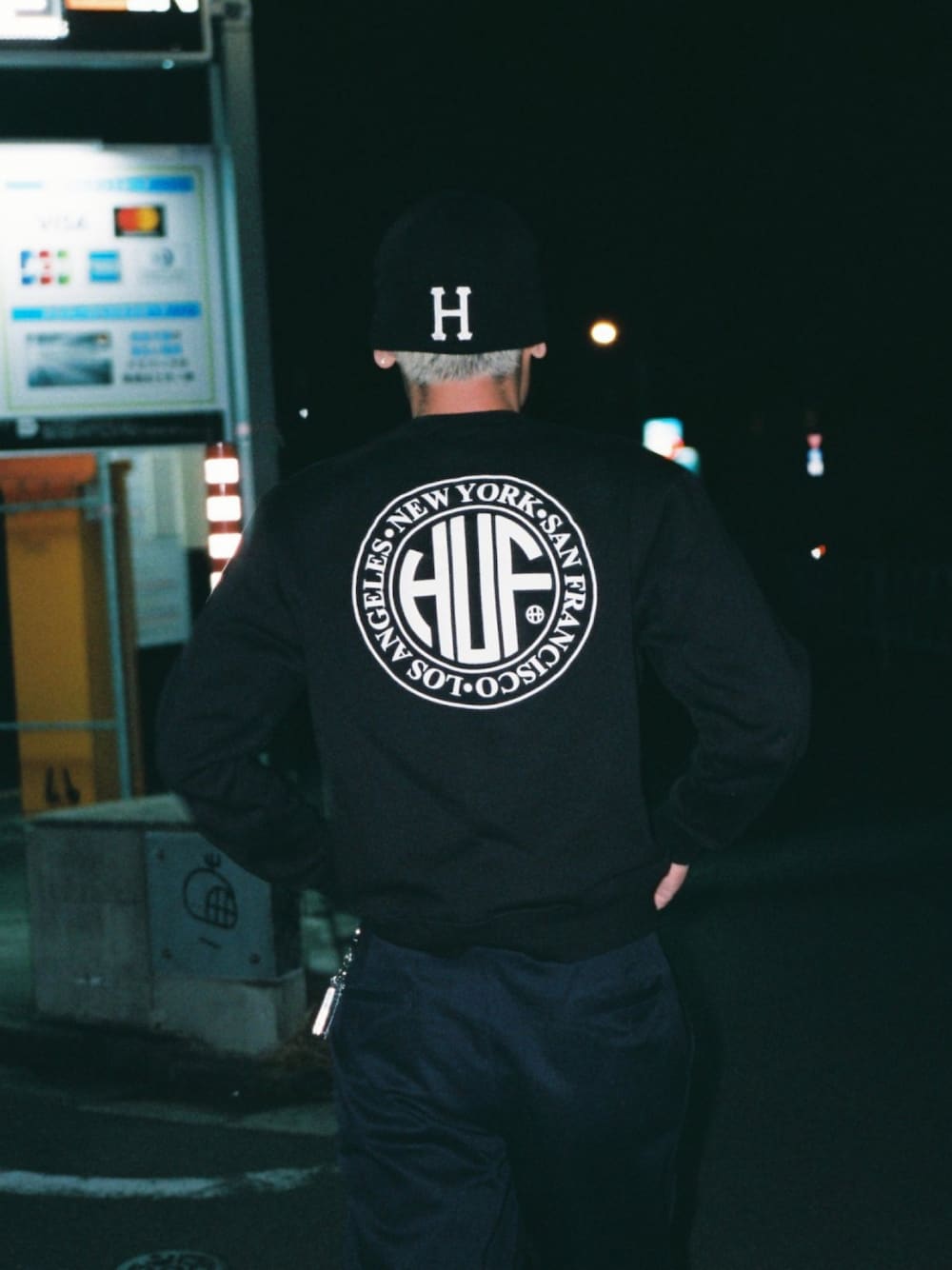 「HUF、hufworldwide、hufshinjuku、おしゃれさんと繋がりたい、秋のコーデ、きれいめカジュアル、休日スタイル、シンプルコーデ、キャップ、モノトーンコーデ、ストリートMIX、スウェット、大人コーデ、カジュアルコーデ、ストリート」｜「HUFのREGIONAL PUFF CREW / HUF フリース クルースウェット（スウェット、ブラック系）」を使った、TOMOKIさん（メンズ・172cm）の秋コーディネートの1枚目の写真