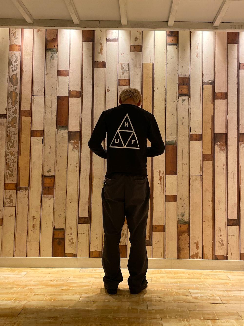 「HUF、hufworldwide、hufshinjuku、メンズファッション、休日スタイル、キレイめ、お洒落さんとつながりたい、リラックススタイル、秋冬コーデ、カジュアルコーデ、ストリート、大人コーデ、カジュアル、大人カジュアル、ブラウン」｜「HUFのHUF SET TT LS TEE / HUF ロングスリーブTシャツ（Tシャツ/カットソー、ブラック系）」を使った、TOMOKIさん（メンズ・172cm）の夏コーディネートの1枚目の写真