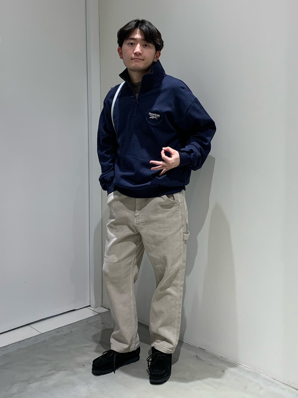 「春色、休日スタイル、スポーツミックス、デニム、デニムパンツ、チャオパニックティピー(CIAOPANIC TYPY)、reebok、リーボック(Reebok)、ハーフジップ、バッグ、ショルダーバッグ」｜「Clarksのクラークス　ワラビーGTX（モカシン/デッキシューズ、ブラック系）」を使った、watanabe0921さん（メンズ・166cm）の春コーディネートの1枚目の写真