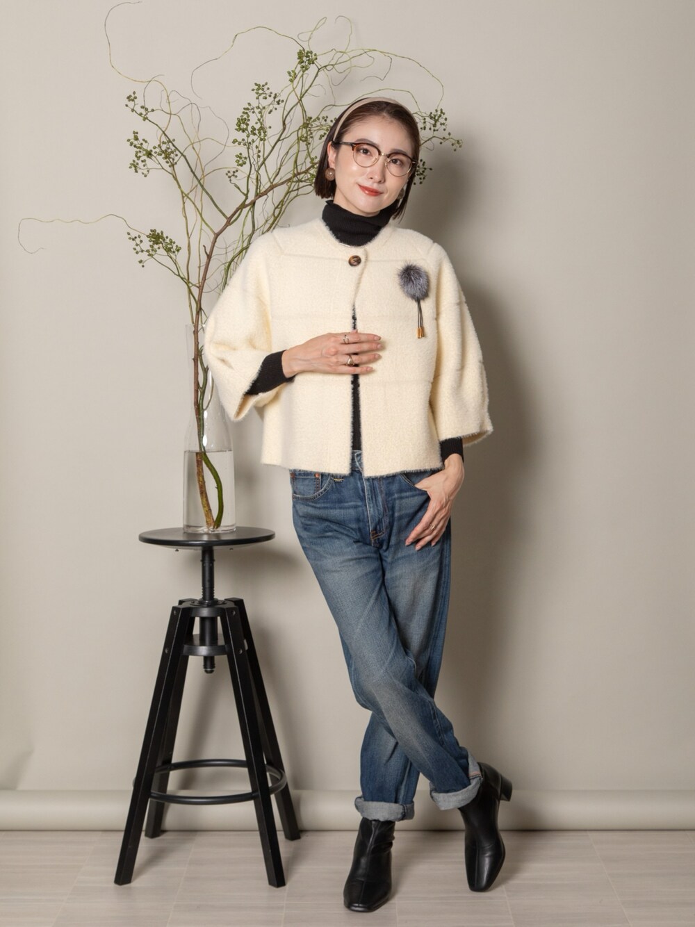「mhbg、mhbgtokyo、ミスターハンバーガー、mr.hamburger、lodie、ロディスタイル、デニム、秋コーデ、秋服コーデ、お出かけコーデ、休日スタイル、メガネ女子、カーディガン」｜「MHBG TOKYOのシャギーニット　ショートカーデ（アクセ付き）（カーディガン/ボレロ、ホワイト系）」を使った、lodieさん（レディース・160cm）の秋コーディネートの1枚目の写真
