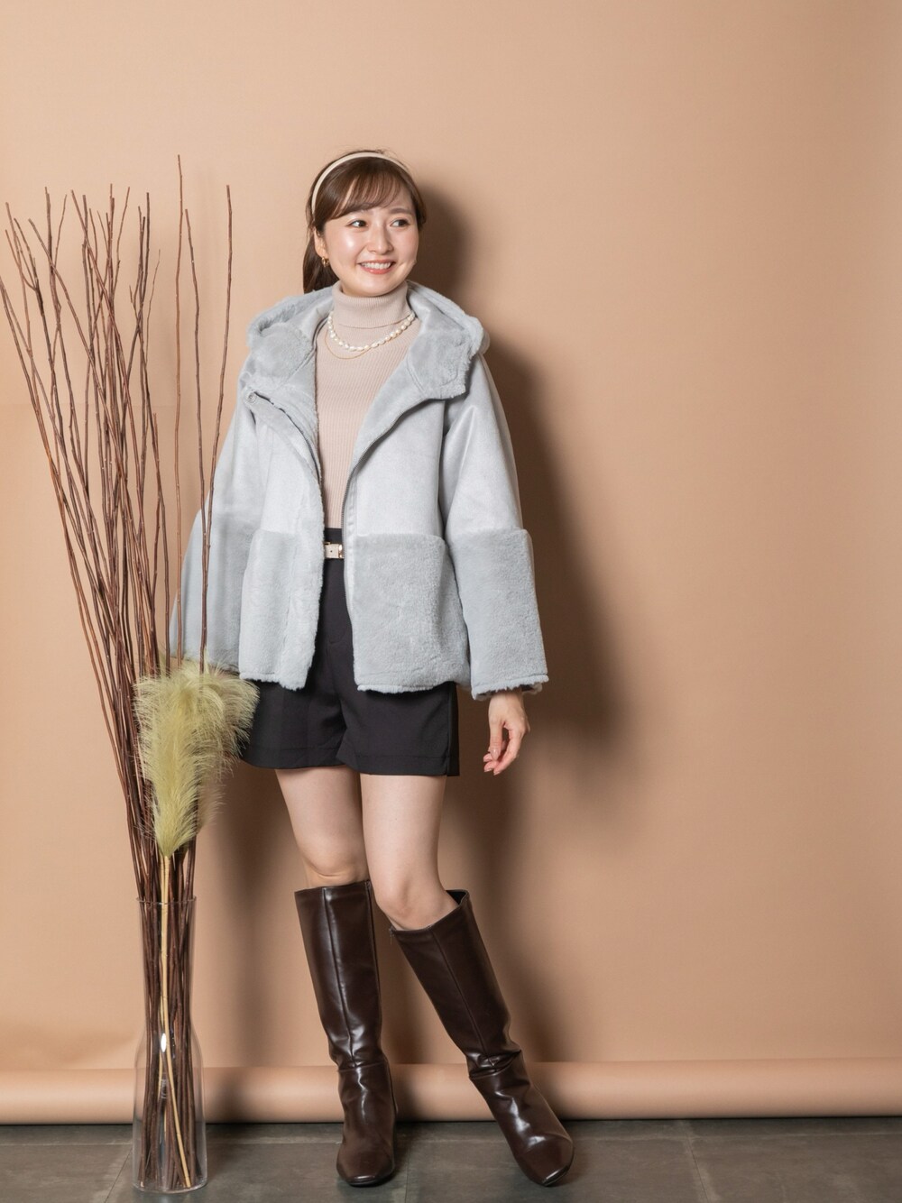 「miniyu、mhbg、mhbgtokyo、ファッションを楽しもう、冬コーデ、冬アウター、ムートンコート、あったかコーデ、ロングブーツ、おでかけコーデ、きれいめカジュアル、休日スタイル、いいね、save、フォローお願いします🤑」｜「MHBG TOKYOのエコスエード×ボア　Aラインフード ムートンジャケット（ムートンコート、グレー系）」を使った、lodieさん（レディース・160cm）の秋コーディネートの1枚目の写真