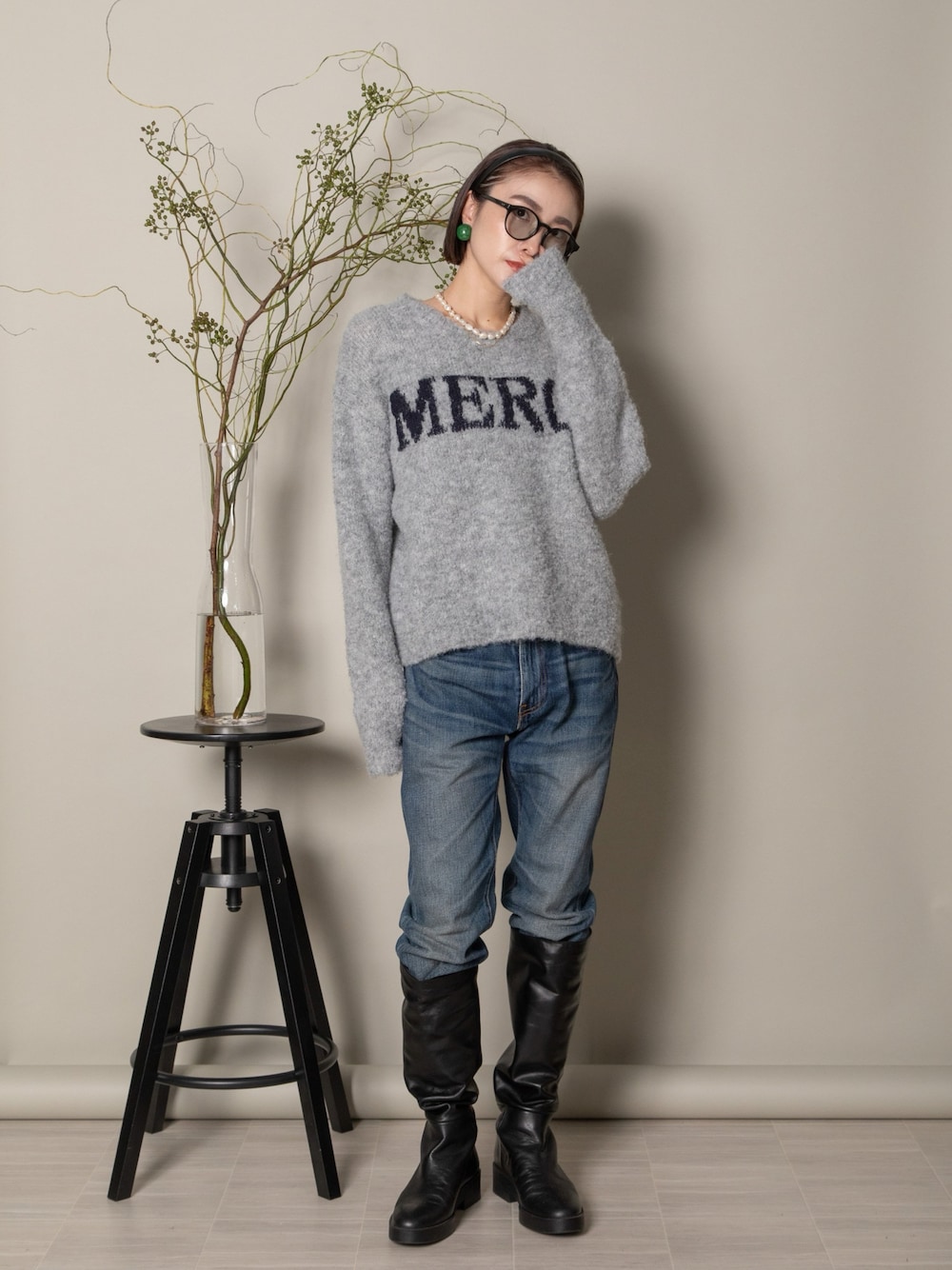 「mhbg、mhbgtokyo、ミスターハンバーガー、mr.hamburger、lodie、ロディスタイル、きれいめカジュアル、ニット、秋コーデ、秋服、デニム、ブーツ、今日のコーデ、シンプルスタイル、休日スタイル」｜「MHBG TOKYOのMERCI シャギーロゴニット（ニット/セーター、グレー系）」を使った、lodieさん（レディース・160cm）の秋コーディネートの1枚目の写真