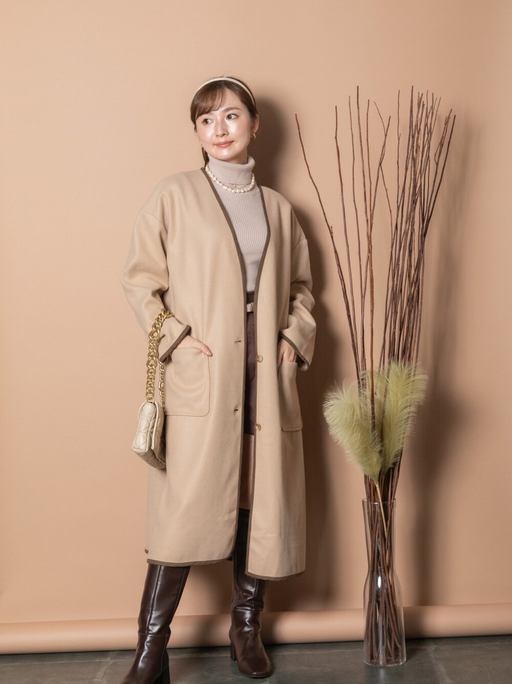 「miniyu、mhbg、mhbgtokyo、ファッションを楽しもう、アウターコーデ、おでかけコーデ、冬コーデ、ノーカラーコート、ブーツスタイル、ブーツ、キレイめ、お出かけコーデ、いいね、save、フォローお願いします🤑」｜「MHBG TOKYOのエコスエード パイピングノーカラーコート（ノーカラーコート、ベージュ系）」を使った、lodieさん（レディース・160cm）の秋コーディネートの1枚目の写真