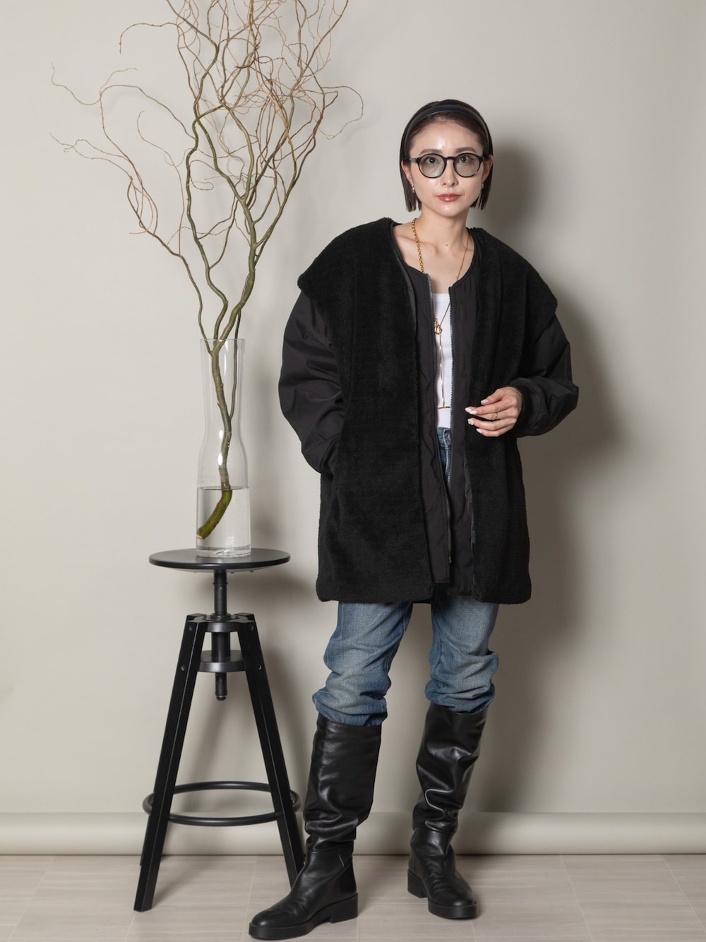 「mhbg、mhbgtokyo、lodie、ロディスタイル、冬コーデ、クリスマスに着たい服、マイベストコーデ2024、きれいめカジュアル、デニム、冬アウター、ブーツ、オトナカジュアル」｜「MHBG TOKYOのMany way ファーベスト×ノーカラージップコート（その他アウター、ブラック系）」を使った、lodieさん（レディース・160cm）の冬コーディネートの1枚目の写真
