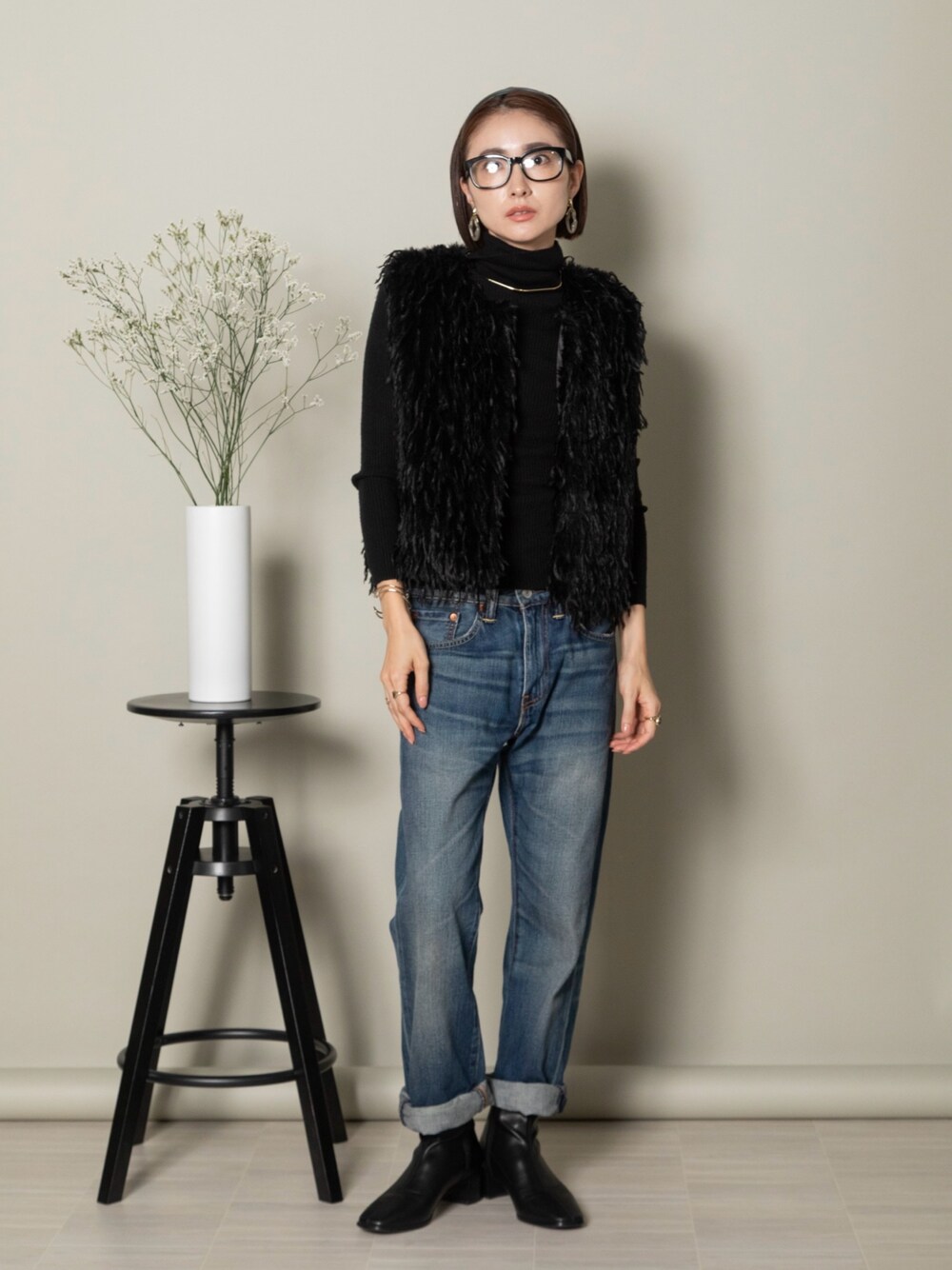「mhbg、mhbgtokyo、lodie、ロディスタイル、お出かけコーデ、古着MIX、秋服準備はじめました、きれいめカジュアル、デニム、ベスト」｜「MHBG TOKYOのふわふわ シャギーショートベスト（ベスト、ブラック系）」を使った、lodieさん（レディース・160cm）の夏コーディネートの1枚目の写真
