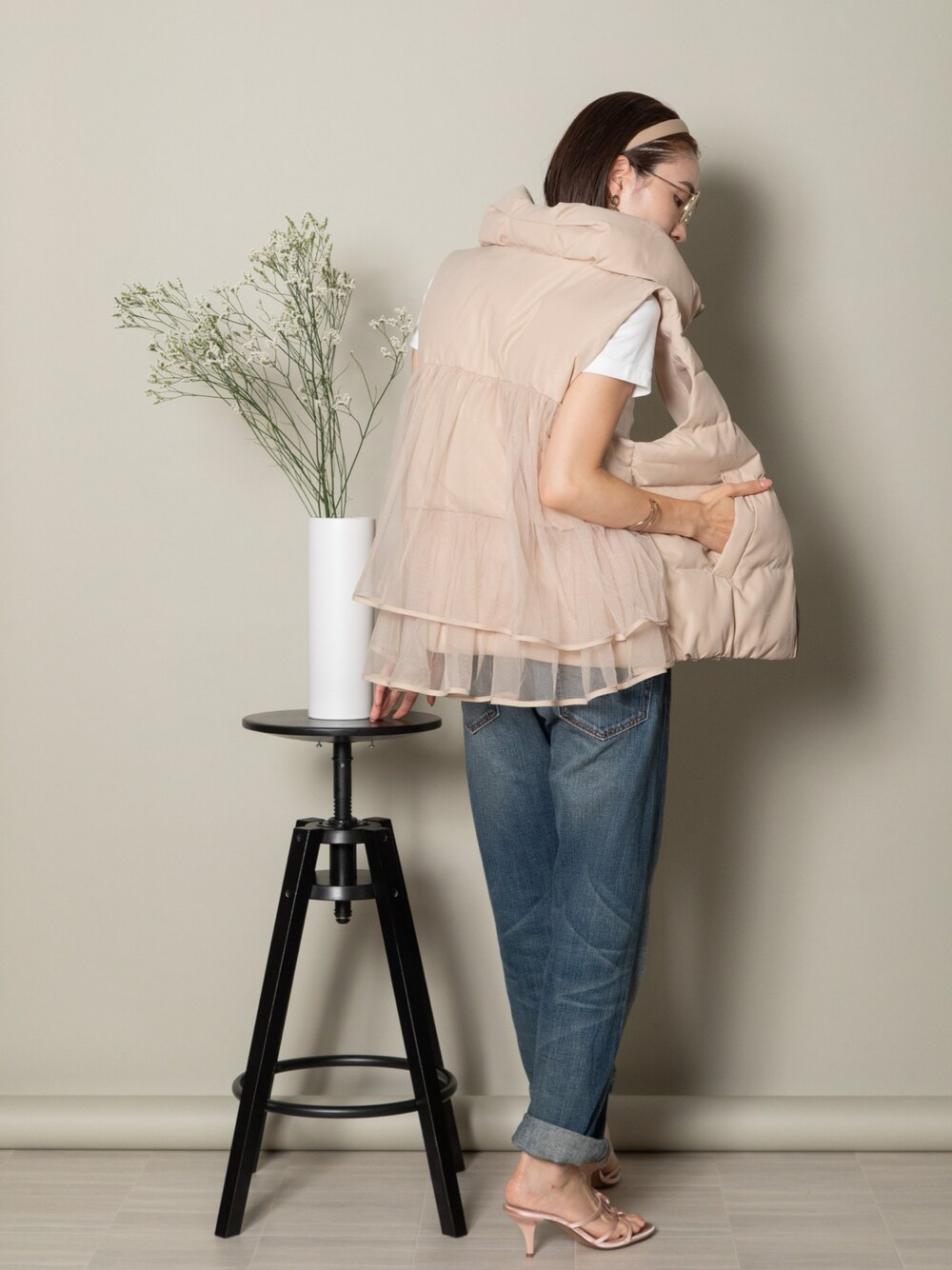 「mhbg、mhbgtokyo、lodie、ロディスタイル、秋服準備はじめました、アツいコーデ全部見せ、お出かけコーデ、きれいめカジュアル、休日スタイル、デニム、ダウンベスト、古着MIX」｜「MHBG TOKYOのバックチュール ダウンベスト（ベスト、ベージュ系）」を使った、lodieさん（レディース・160cm）の夏コーディネートの1枚目の写真