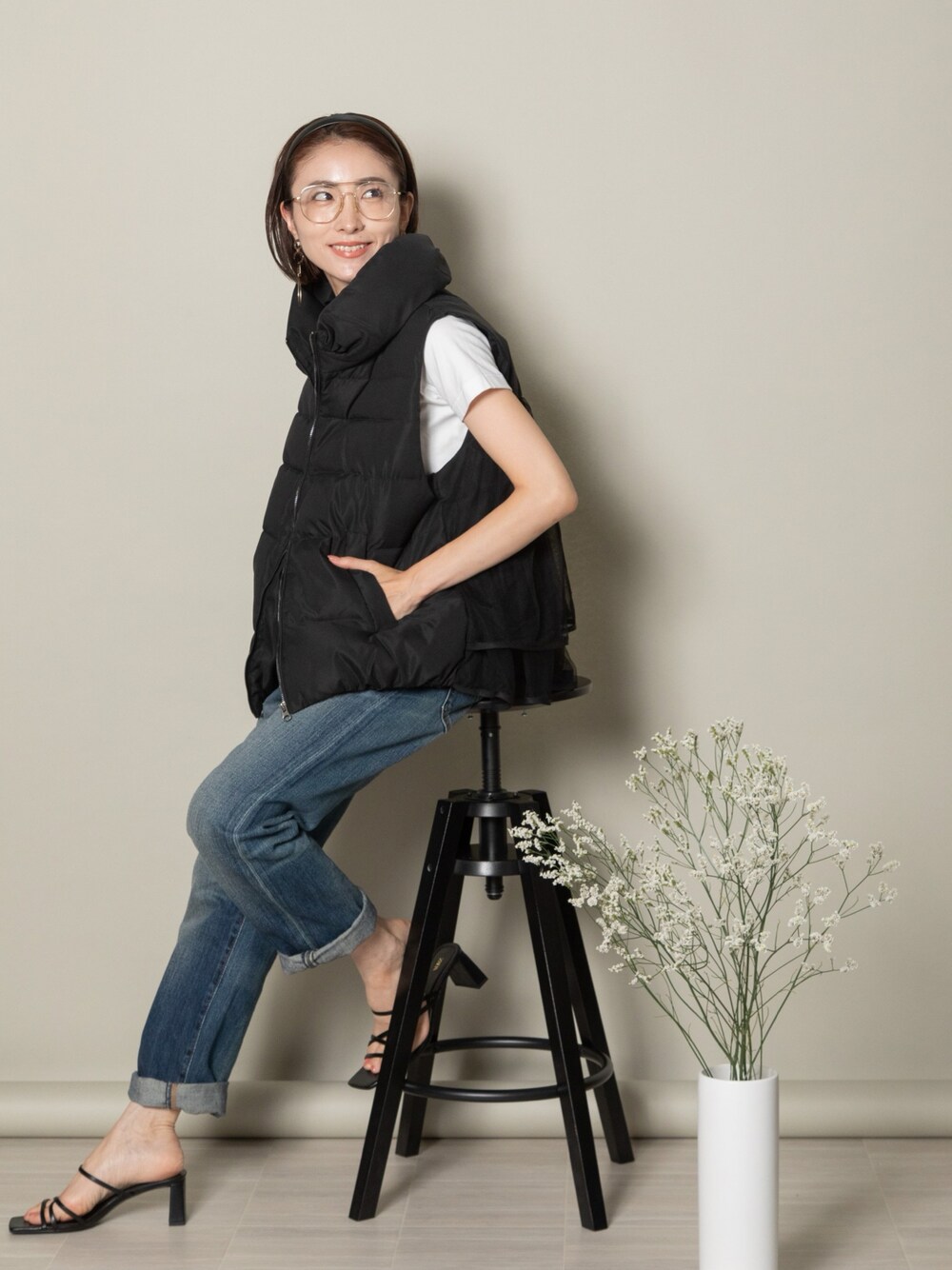 「lodie、ロディスタイル、mhbg、mhbgtokyo、アツいコーデ全部見せ、秋服準備はじめました、古着MIX、お出かけコーデ、休日スタイル、ダウンベスト、きれいめカジュアル、デニムコーデ、デニム」｜「MHBG TOKYOのバックチュール ダウンベスト（ベスト、ブラック系）」を使った、lodieさん（レディース・160cm）の夏コーディネートの1枚目の写真