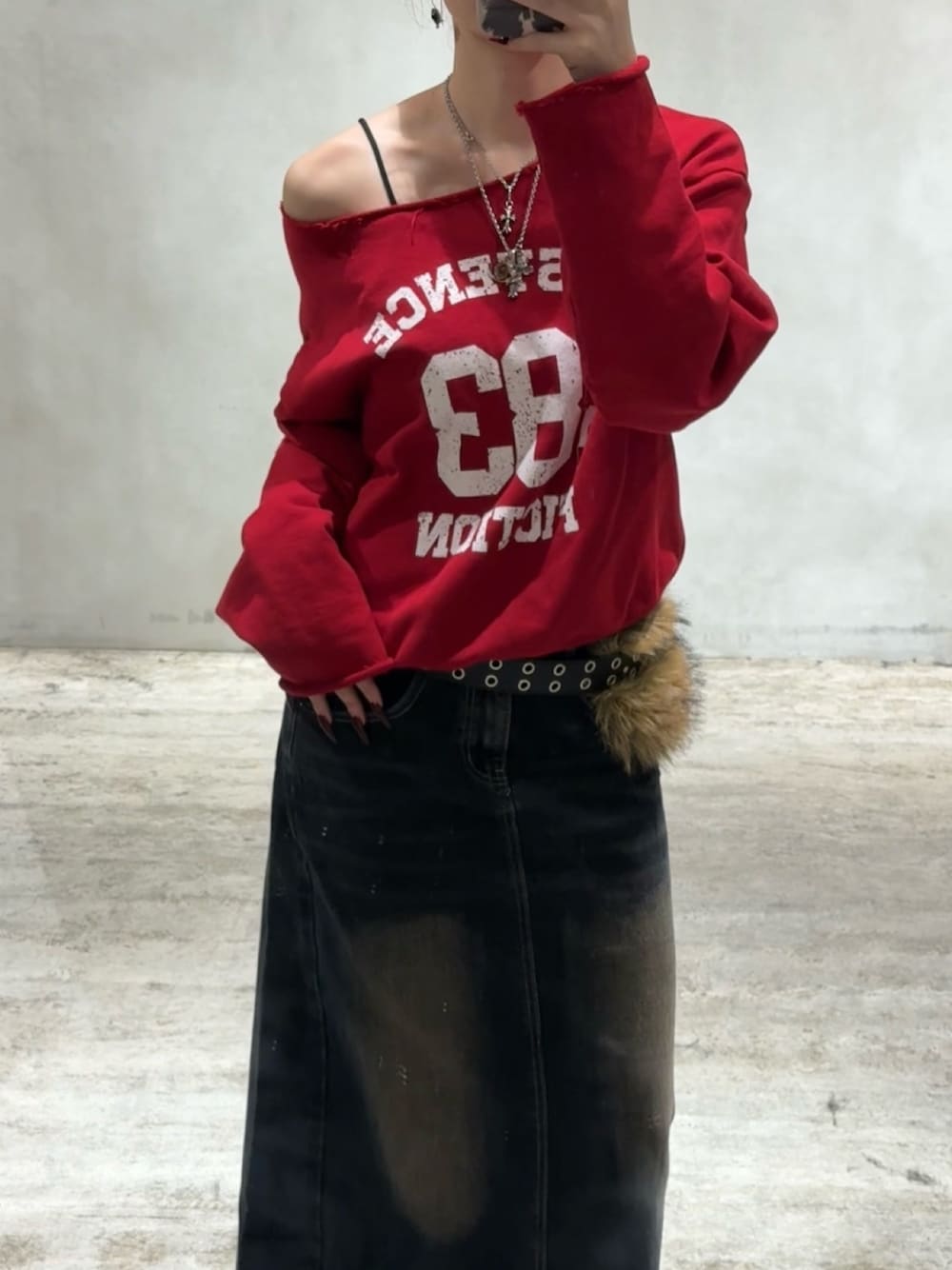 レッド系のスウェット、ベージュ系のベルトを着用したレディースの秋コーディネートの1枚目の写真