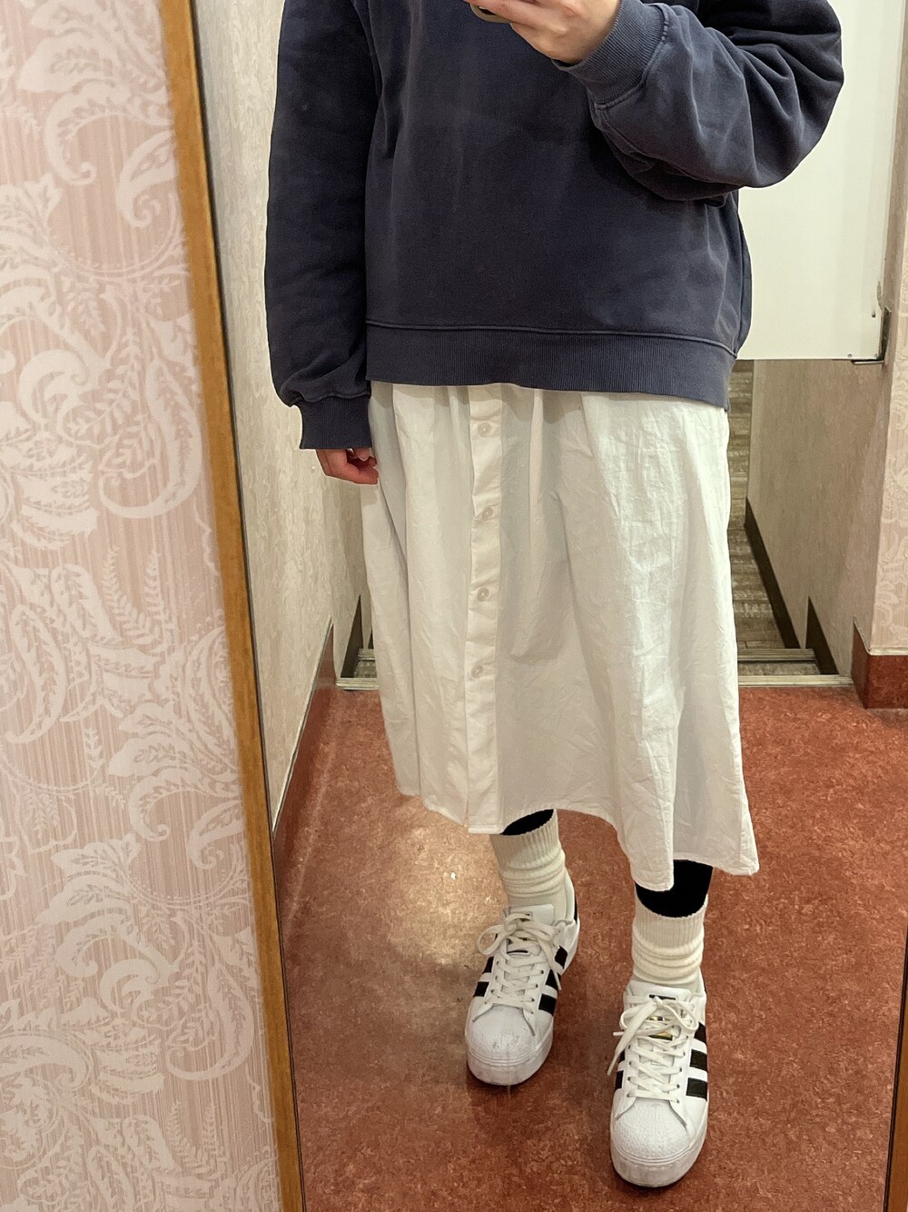 「休日スタイル、カジュアル、お洒落さんとつながりたい、低身長コーデ、スニーカー、ホワイト、シャツワンピース、タイツ×靴下」｜「apres jour mignonのアイテム（シャツ/ブラウス、ホワイト系）」を使った、hiiii0510さん（レディース・159cm）の冬コーディネートの1枚目の写真