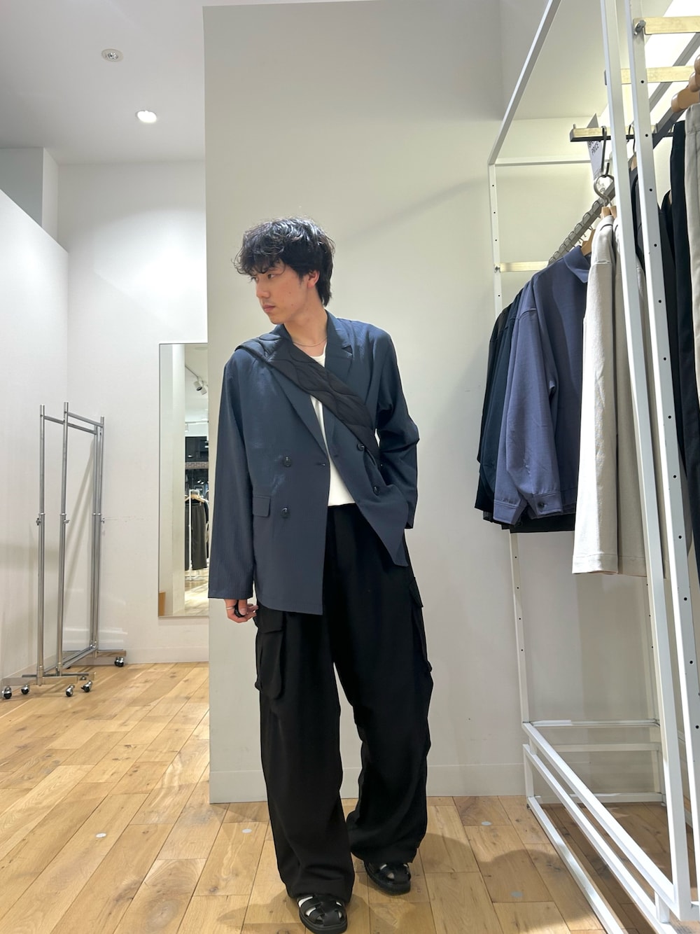ブルー系のその他アウター、ホワイト系のタンクトップ、ブラック系のその他パンツを着用したメンズの夏コーディネートの1枚目の写真