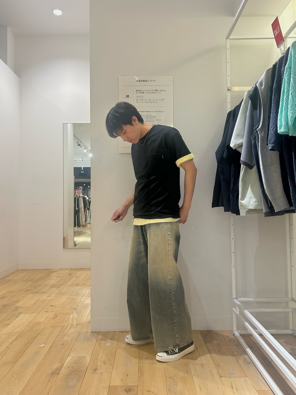 イエロー系のTシャツ/カットソー、ブラック系のTシャツ/カットソー、ブラック系のスニーカーを着用したメンズの夏コーディネートの1枚目の写真