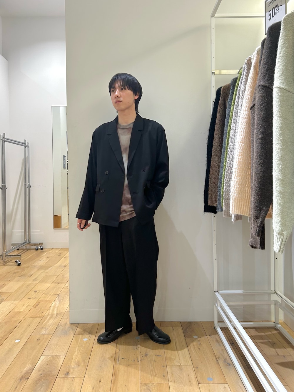 ブラック系のテーラードジャケット、ブラック系のその他パンツ、ブラック系のスリッポンを着用したメンズの春コーディネートの1枚目の写真