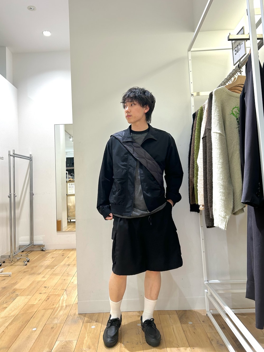 ブラック系のブルゾン、ブラック系のその他パンツ、ブラック系のその他シューズを着用したメンズの春コーディネートの1枚目の写真