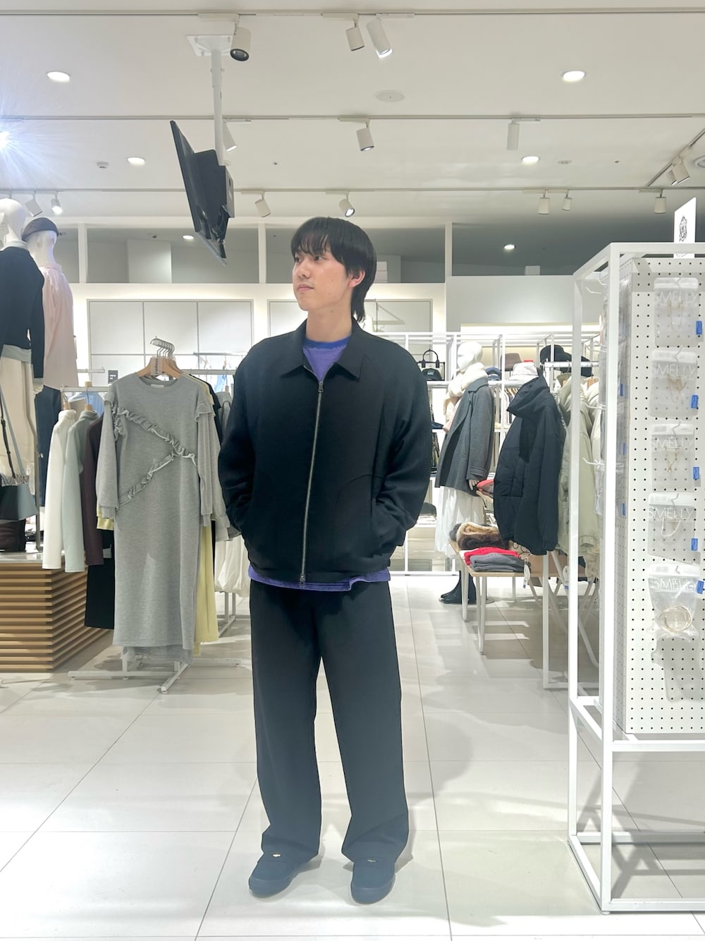 ブラック系のブルゾン、ブルー系のTシャツ/カットソー、ブラック系のその他パンツを着用したメンズの冬コーディネートの1枚目の写真