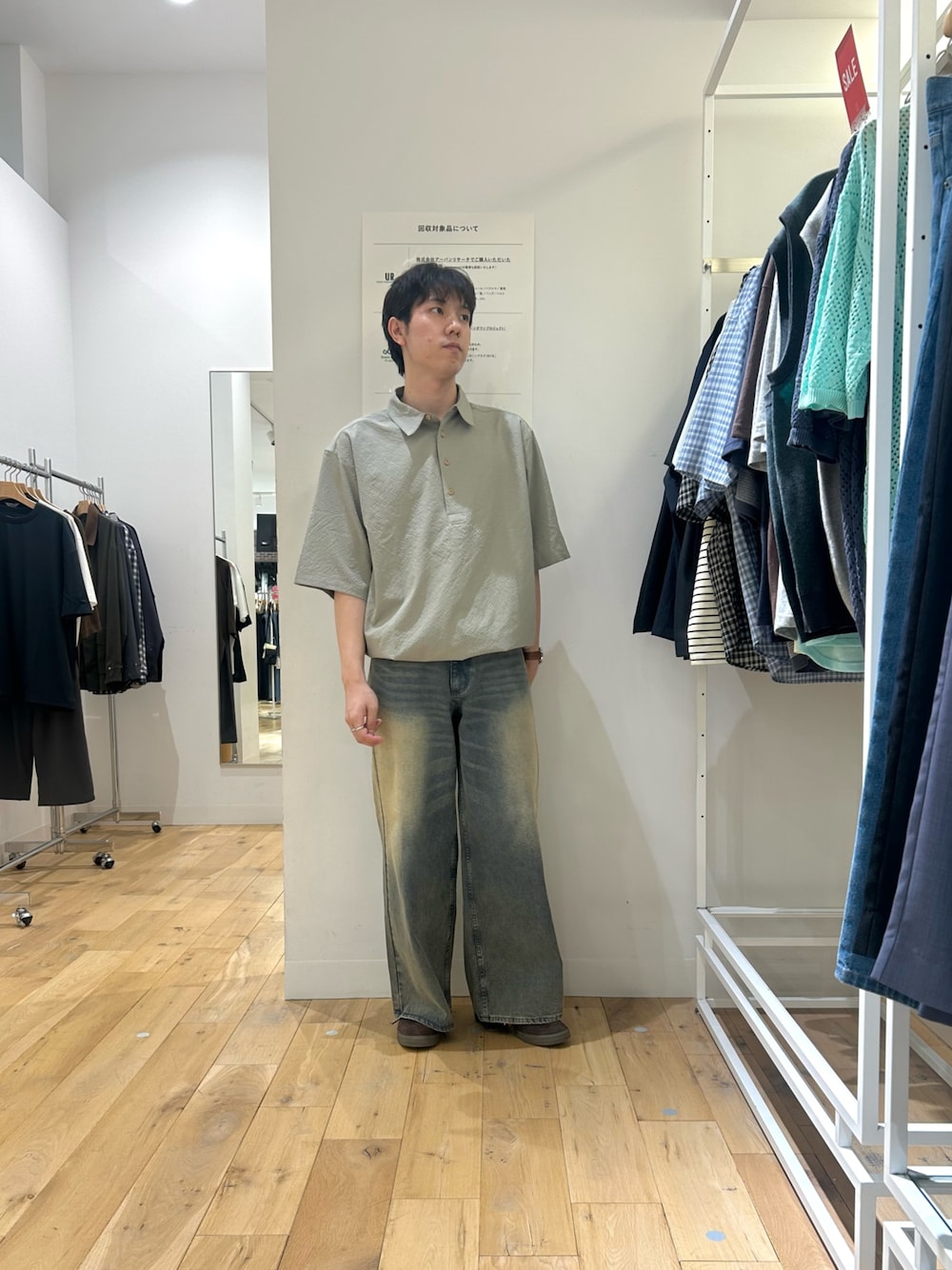 ブルー系のデニムパンツ、ブラウン系のスニーカー、グリーン系のシャツ/ブラウスを着用したメンズの夏コーディネートの1枚目の写真