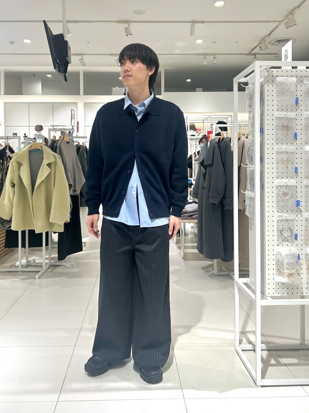 ブルー系のシャツ/ブラウス、ブルー系のスラックス、ブルー系のカーディガン/ボレロを着用したメンズの冬コーディネートの1枚目の写真