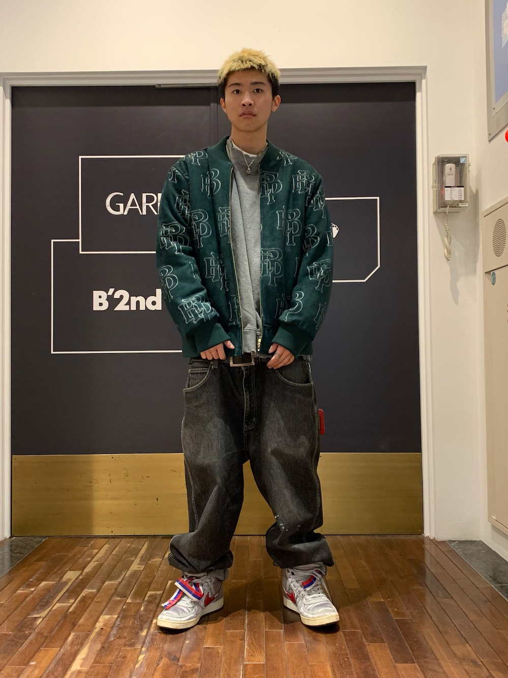 「おしゃれさんと繋がりたい、冬コーデ、スニーカー、古着MIX、お洒落さんとつながりたい、秋冬コーデ、ブルゾン、ストリート、ストリートコーデ、ストリートMIX、緑、グリーン、green、オーバーサイズ、ビッグシルエット」｜「BlackEyePatchのアイテム（ブルゾン、グリーン系）」を使った、Visさん（メンズ・173cm）の冬コーディネートの1枚目の写真