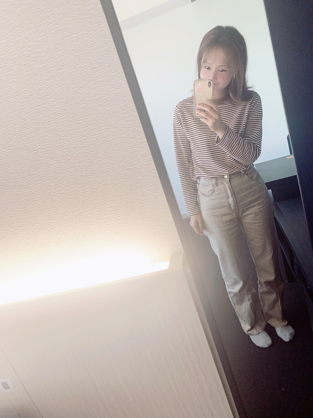 ブラウン系のTシャツ/カットソー、ベージュ系のデニムパンツを着用したレディースの秋コーディネートの1枚目の写真