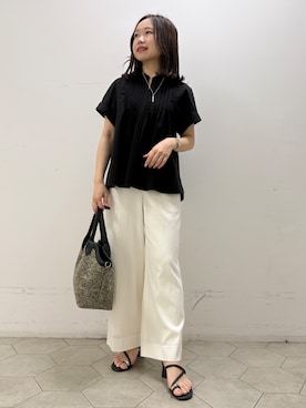 「INDIVI（インディヴィ）の【撥水／UVケア／SETUP可能】軽量タックスキッパーブラウス（シャツ/ブラウス、ブラック系）」を使った、kahoさん（レディース・144cm）の夏コーディネート