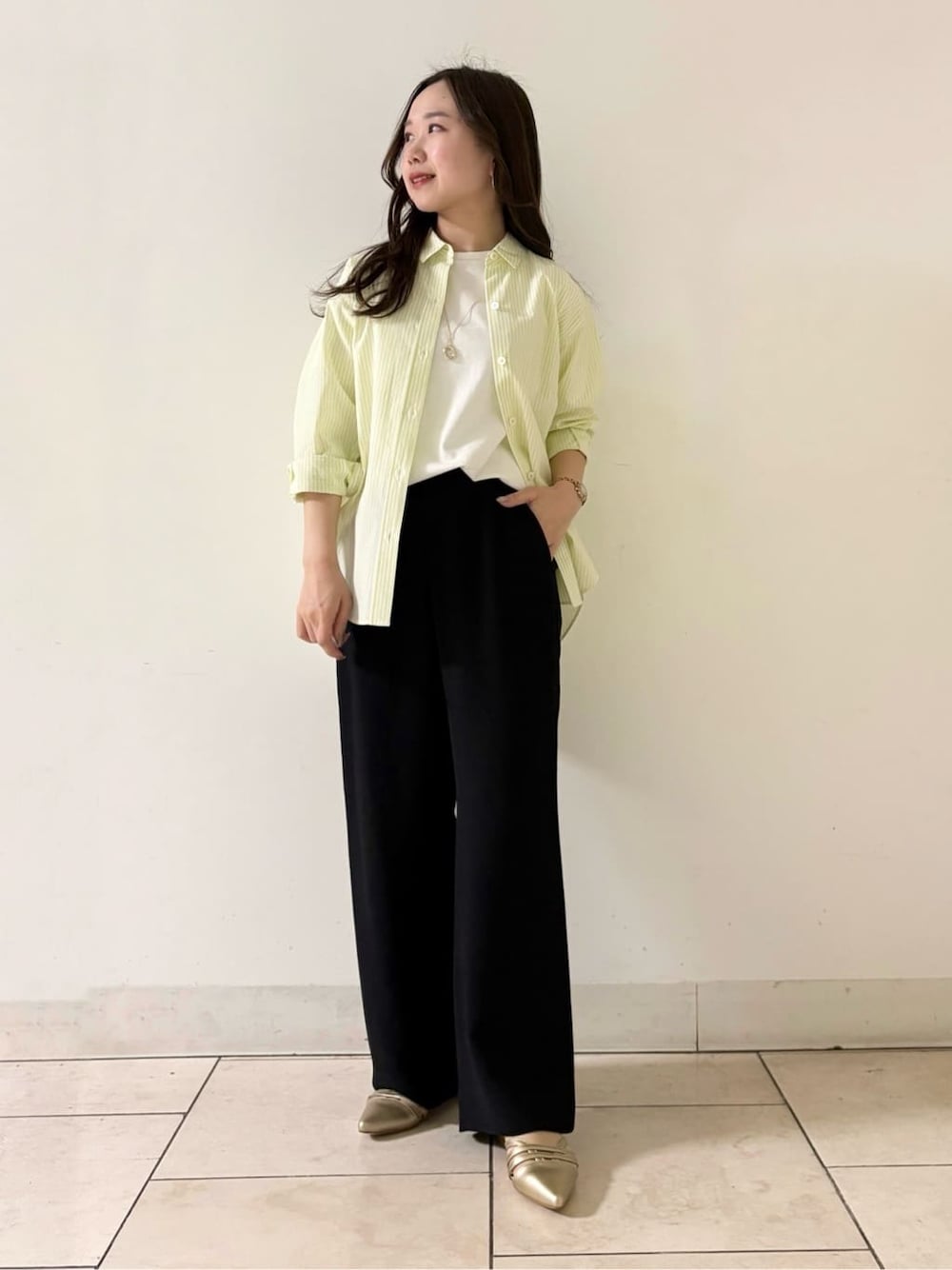 グリーン系のシャツ/ブラウス、ホワイト系のTシャツ/カットソー、ブラック系のその他パンツを着用したレディースの春コーディネートの1枚目の写真